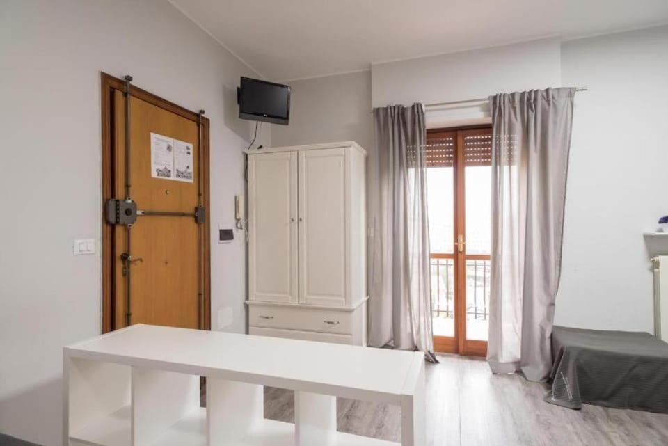 TV and multimedia, Photo of the whole room, wardrobe, air conditioner