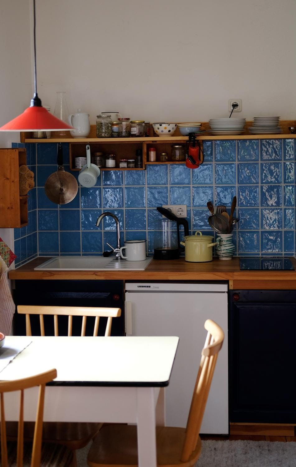 Kitchen or kitchenette, Dining area, stove