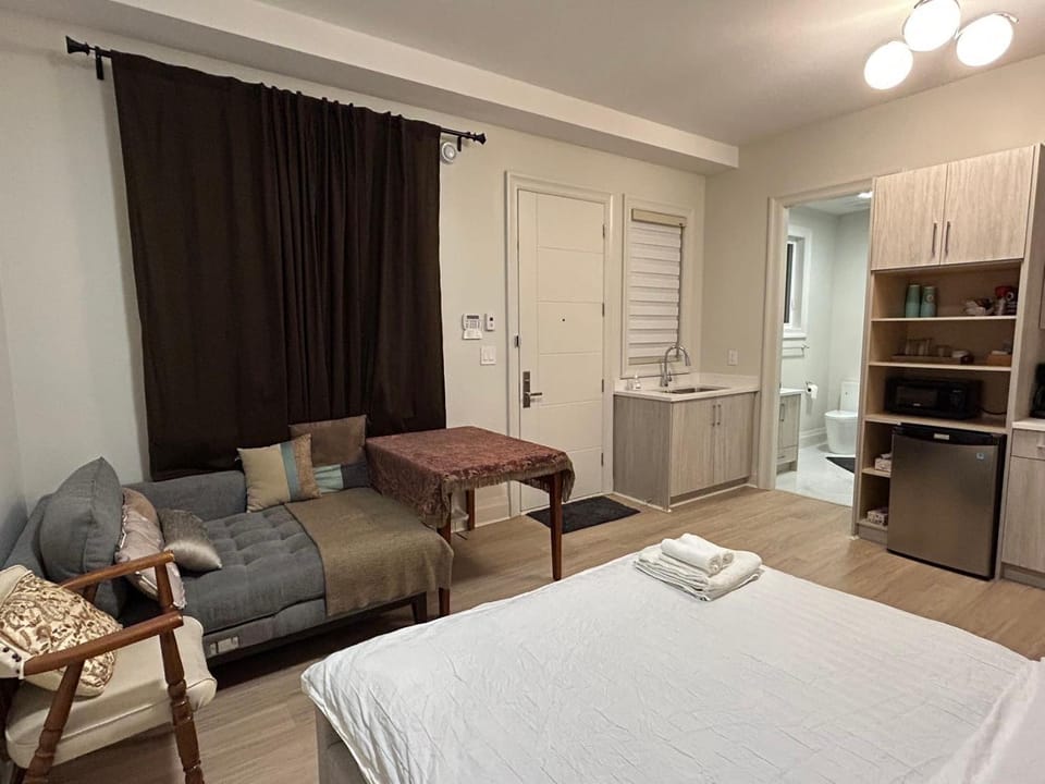 Rose Garden Vacation Studio Bed and Breakfast in Richmond