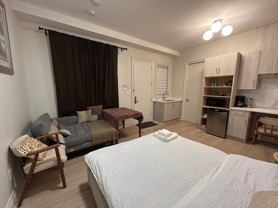 Rose Garden Vacation Studio Bed and Breakfast in Richmond