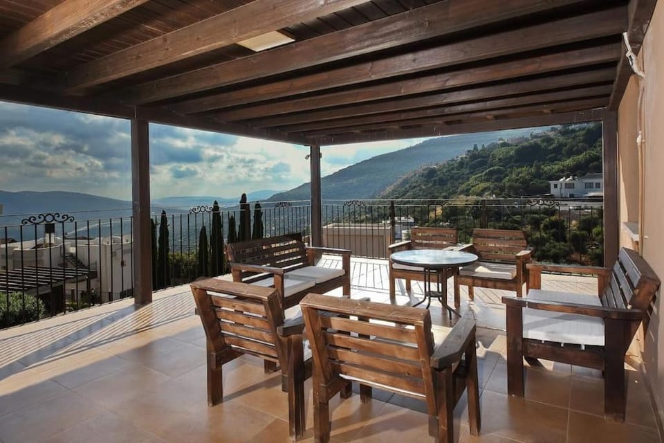 Natural landscape, Balcony/Terrace, Seating area