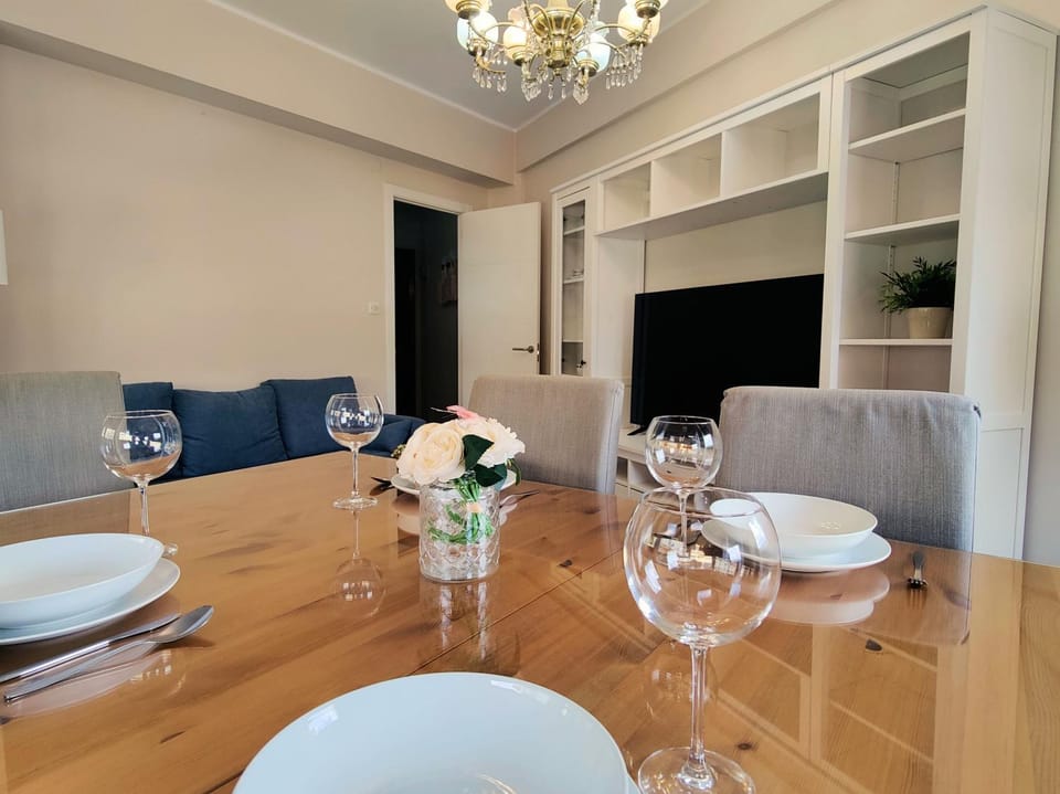 TV and multimedia, Living room, Photo of the whole room, Seating area, Dining area