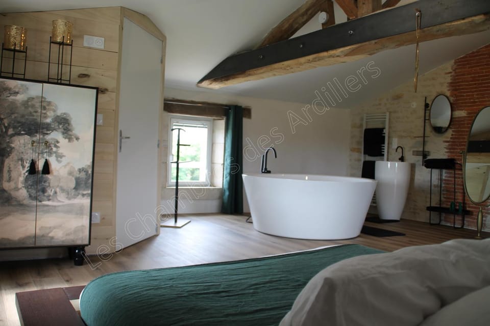 Bed, Photo of the whole room, Bedroom, Bath