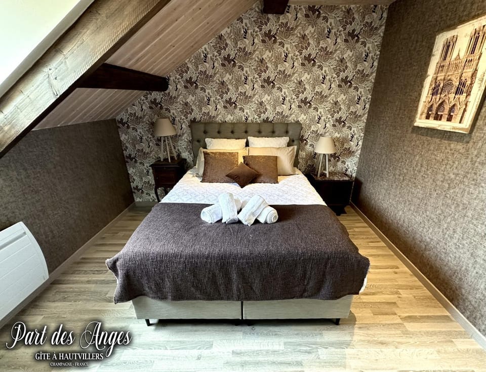 Bed, Bedroom, towels