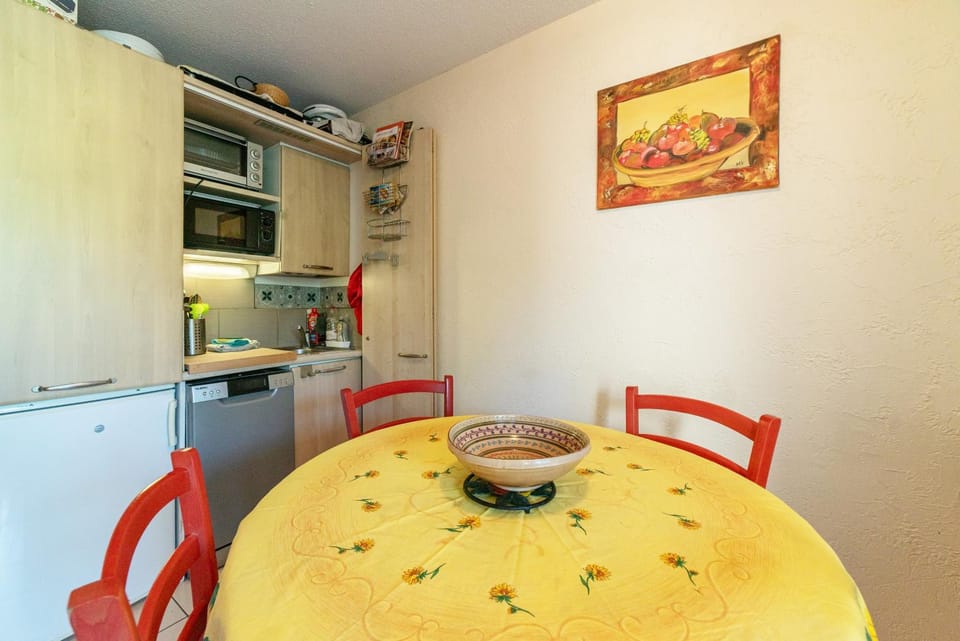 Property building, Kitchen or kitchenette, Living room