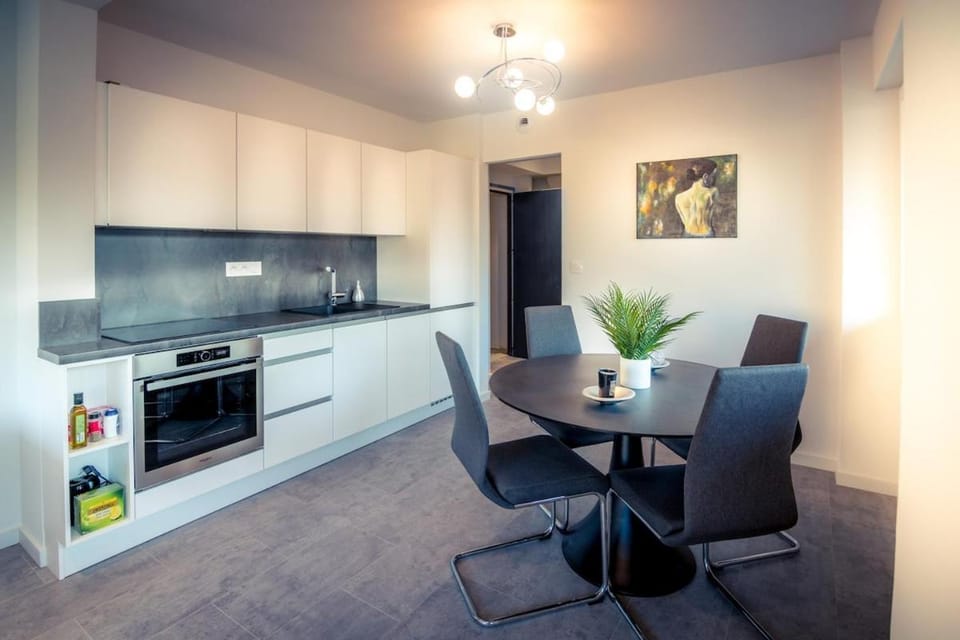 Kitchen or kitchenette, Other, Seating area, stove