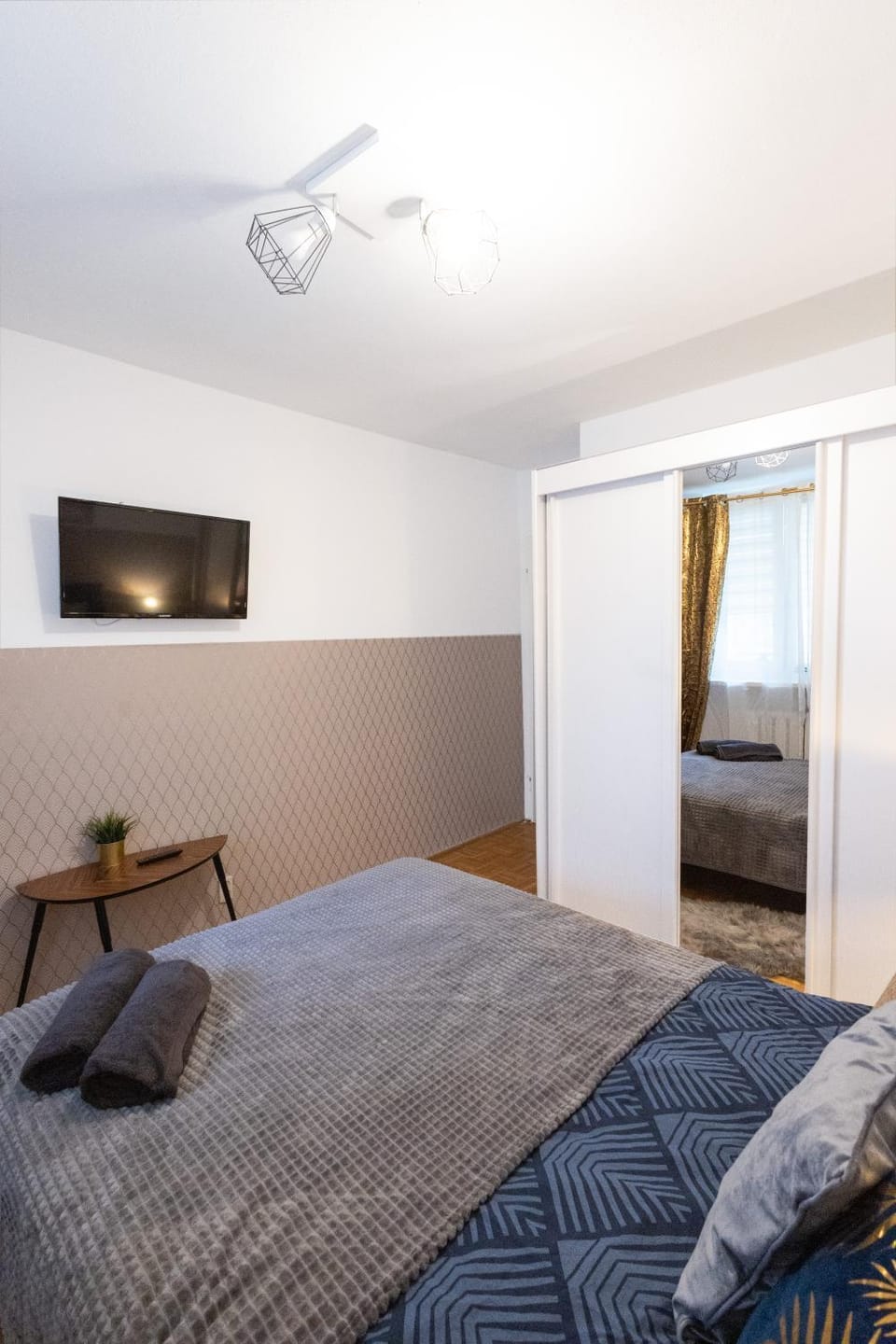 Bed, Photo of the whole room, Bedroom, towels