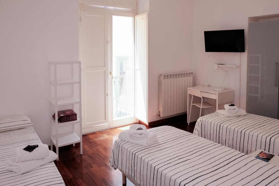 Bed, TV and multimedia, Photo of the whole room, Bedroom, internet, towels