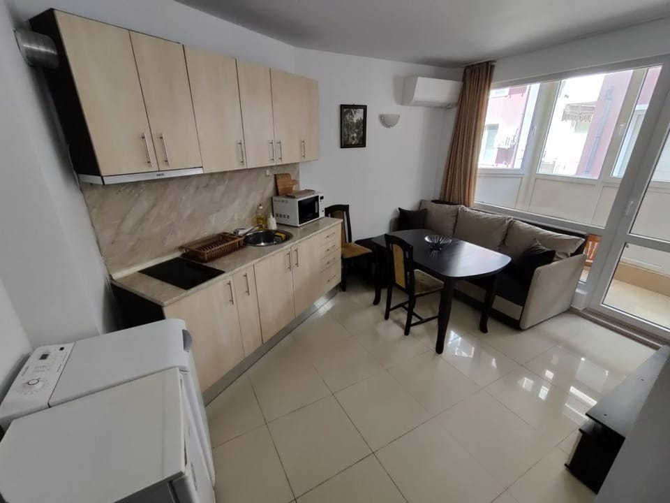 Kitchen or kitchenette, Living room, Seating area, Dining area, minibar, stove