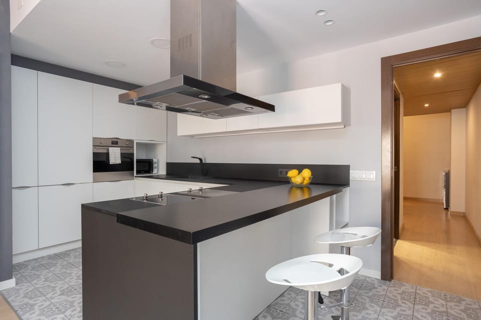 Quiet 2BR Near Marina Metro Workspace Apartment in Barcelona