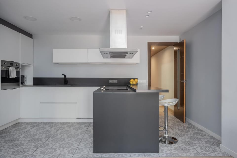 Quiet 2BR Near Marina Metro Workspace Apartment in Barcelona
