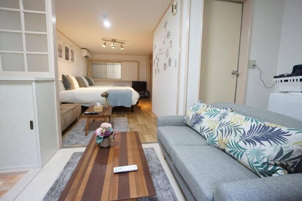 Apartment House White Mansion 201 Apartment in Osaka