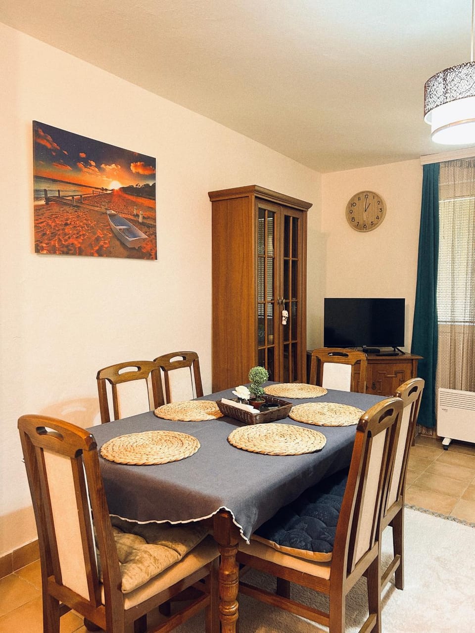 Communal lounge/ TV room, TV and multimedia, Living room, Seating area, Dining area