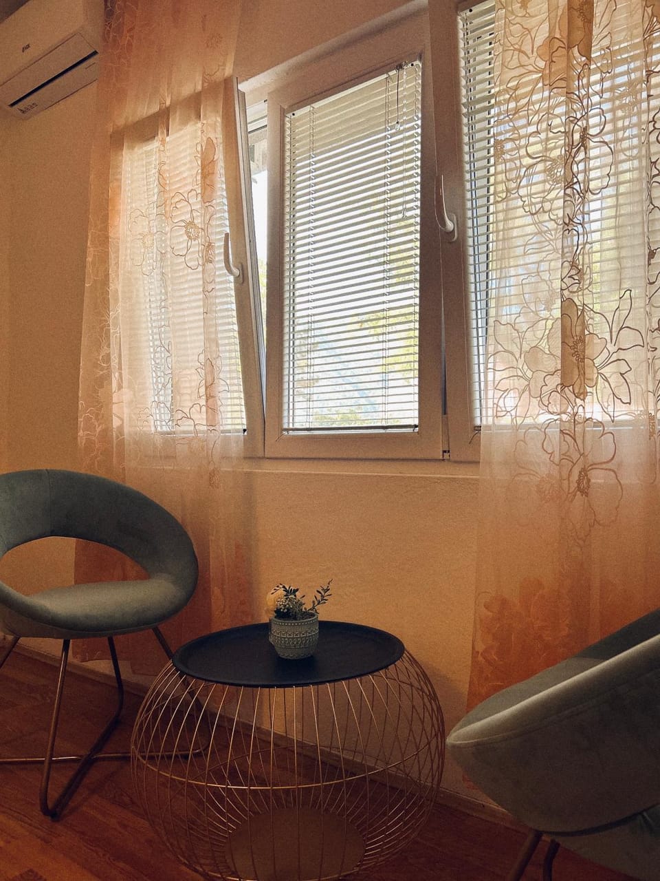 Seating area, air conditioner