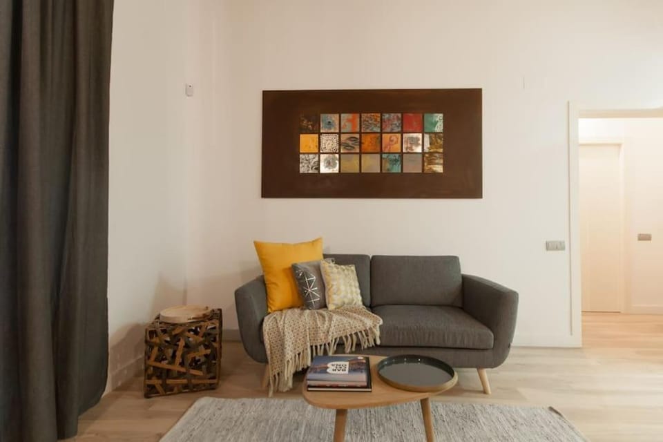 Historic Gothic 3BR2BA AC Work Desk House in Barcelona