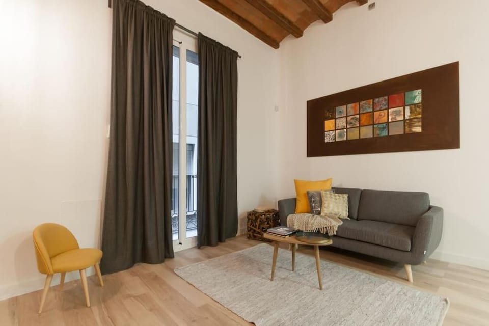 Historic Gothic 3BR2BA AC Work Desk House in Barcelona