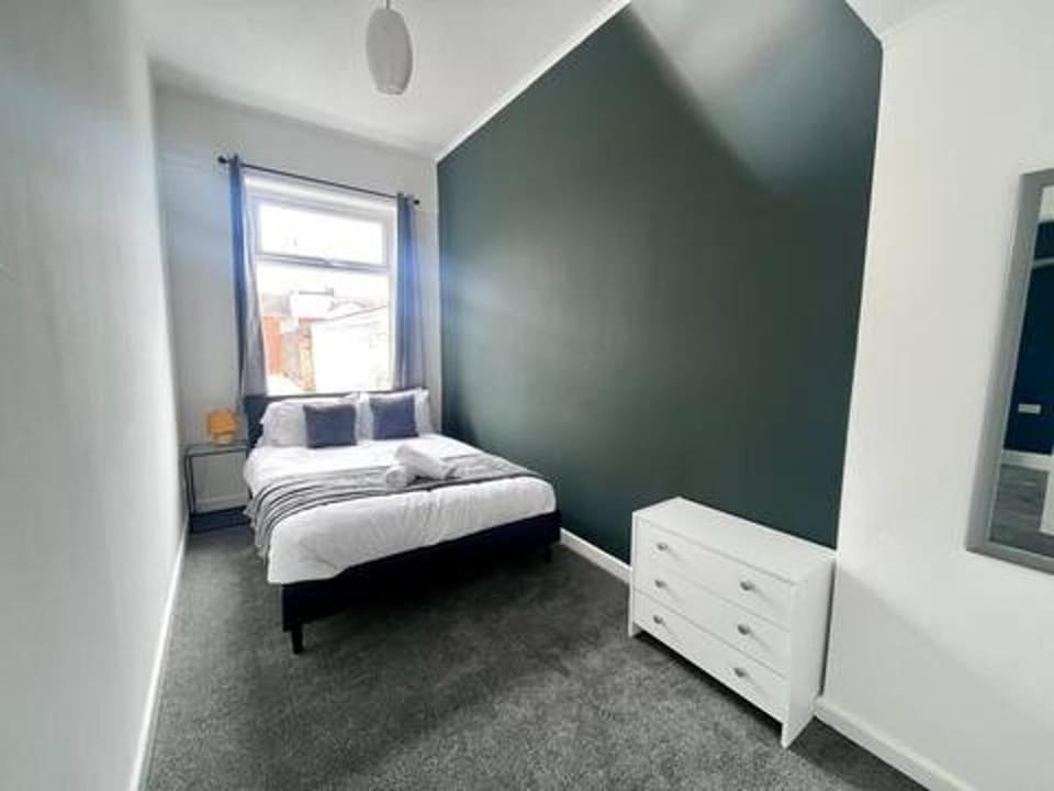 4 Bdrm 10 min walk to hospital House in Sunderland