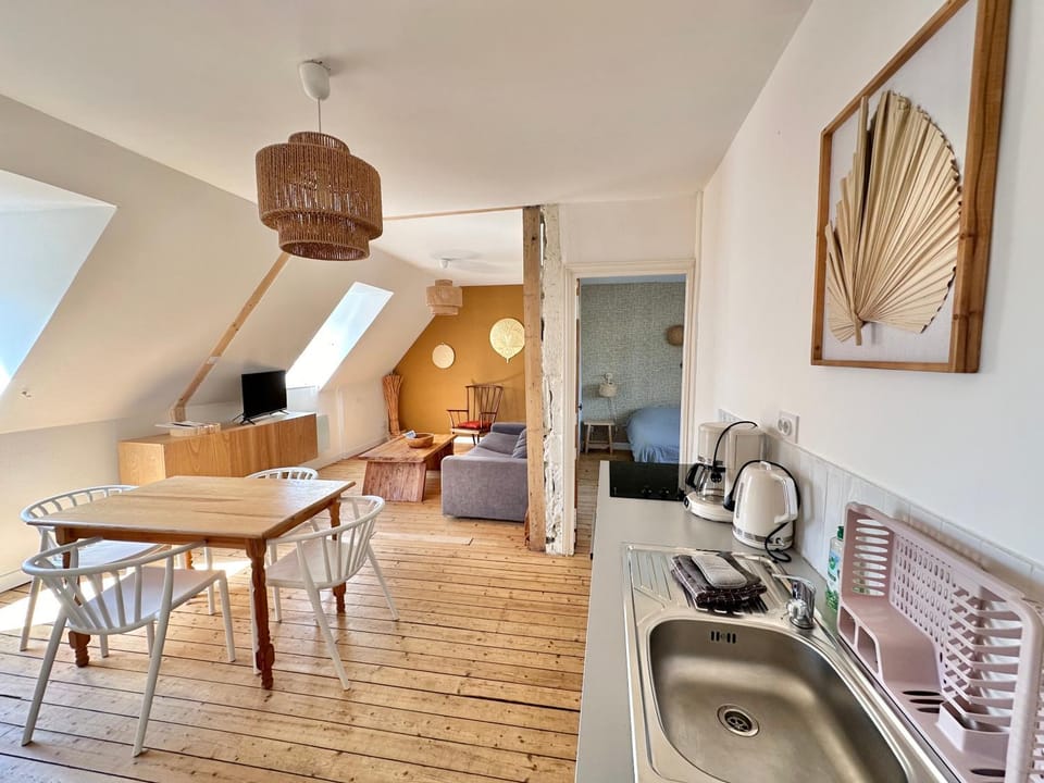 Kitchen or kitchenette, Dining area