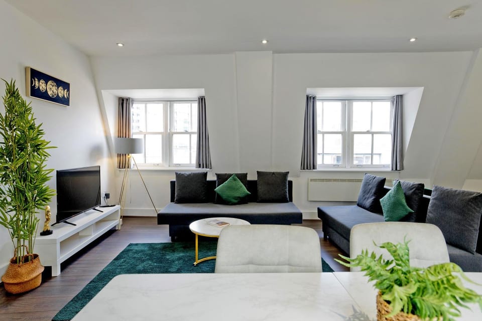 Bed, Living room, Photo of the whole room, Seating area, Bedroom