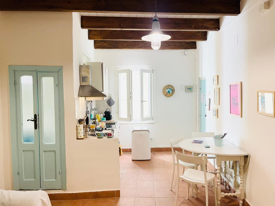 Kitchen or kitchenette, Living room, Seating area, Dining area