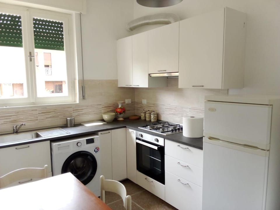 Coffee/tea facilities, Kitchen or kitchenette, Dining area, oven, stove, washing machine