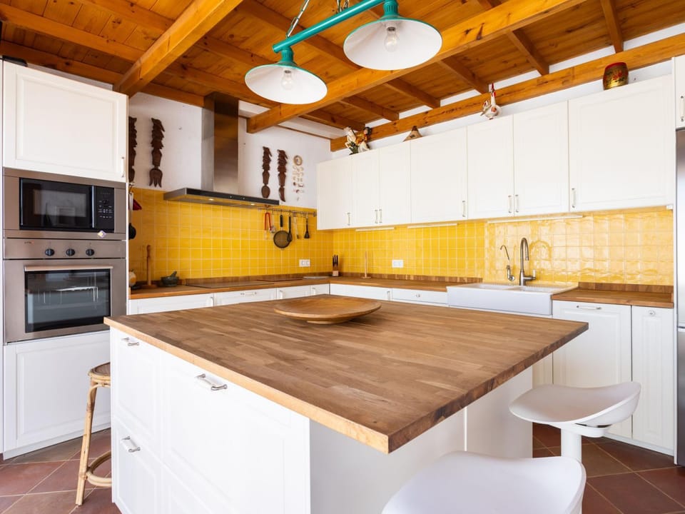 Kitchen or kitchenette, Dining area, minibar, pet friendly, stove