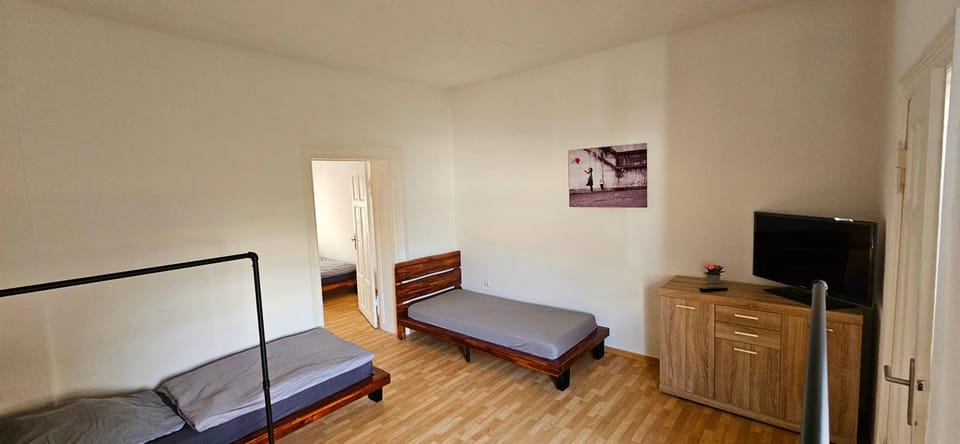 Bed, TV and multimedia, Bedroom