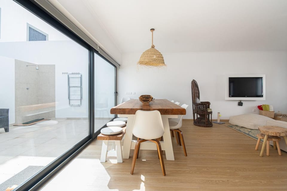 TV and multimedia, Living room, Seating area, Dining area, Inner courtyard view