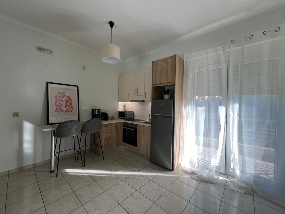 Kitchen or kitchenette, Dining area, oven