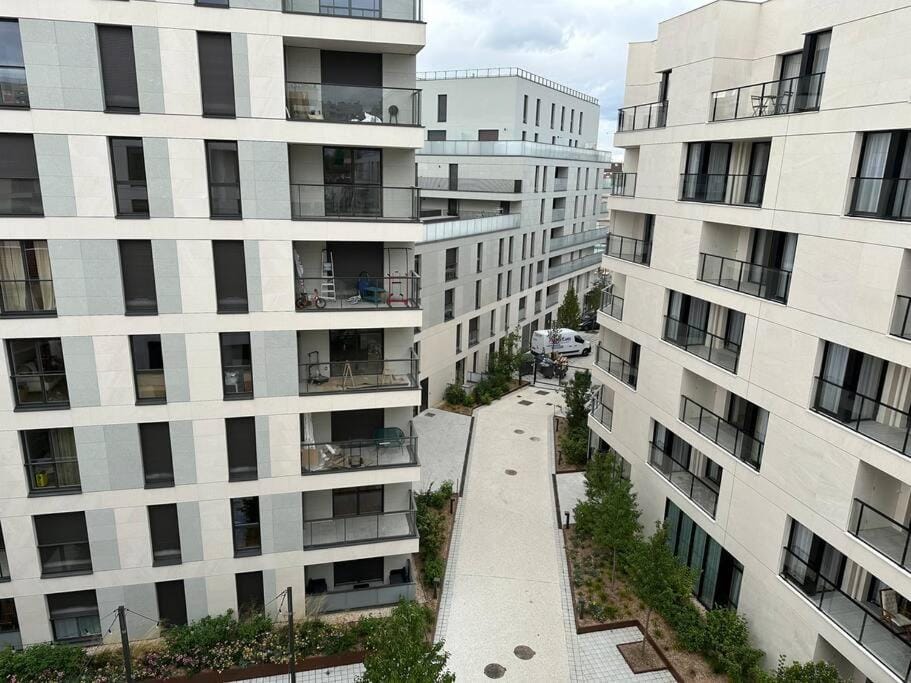 Large 3 Bedroom perfect for Kids Apartment in Clichy