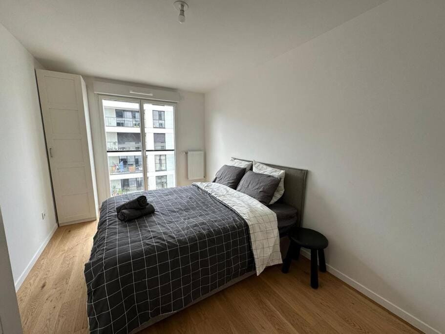 Large 3 Bedroom perfect for Kids Apartment in Clichy