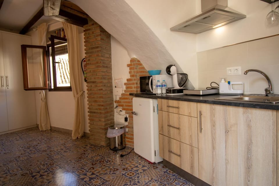 Coffee/tea facilities, Kitchen or kitchenette, stove