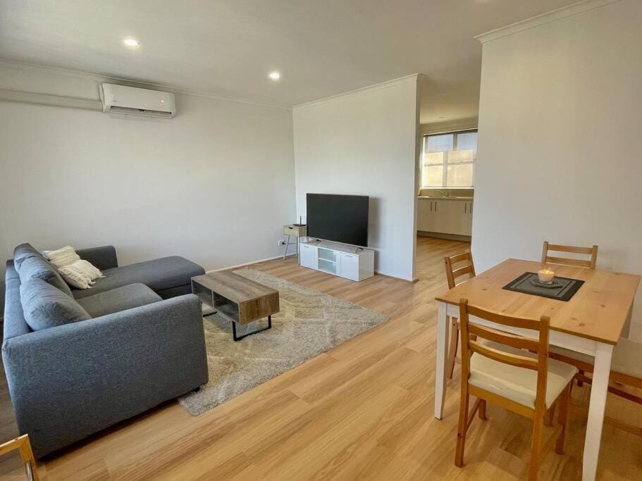 Central Apartment near Dandenong Hospital & Market Apartment in Melbourne