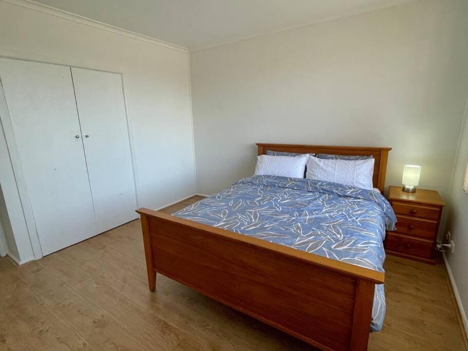 Central Apartment near Dandenong Hospital & Market Apartment in Melbourne