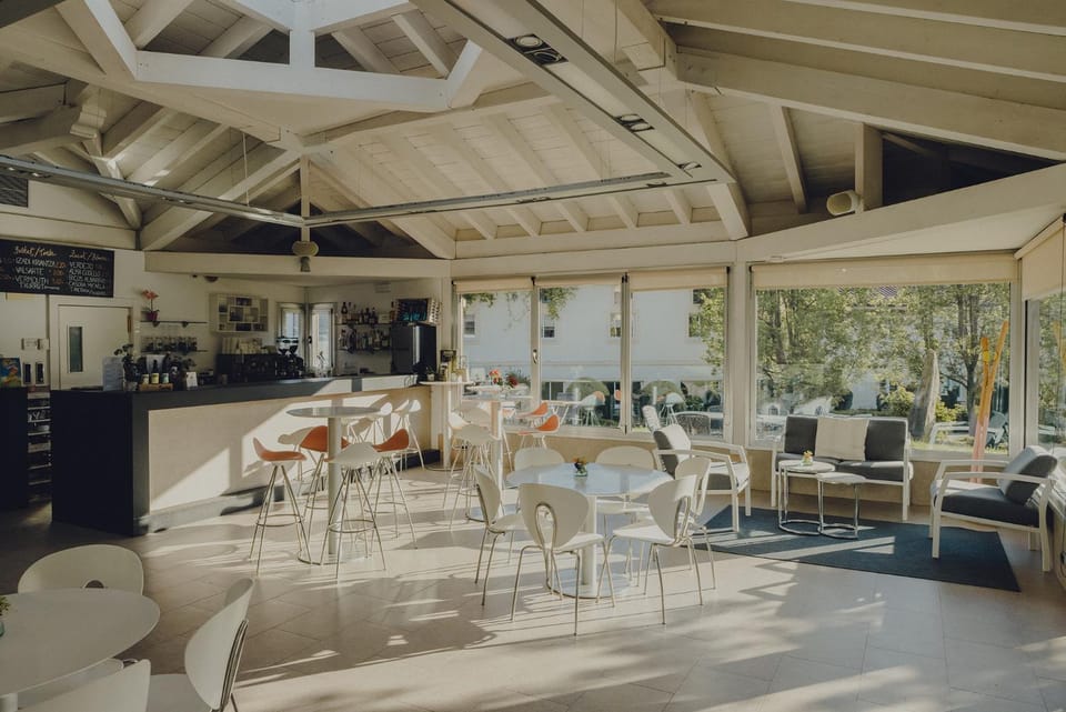 Restaurant/places to eat, Area and facilities
