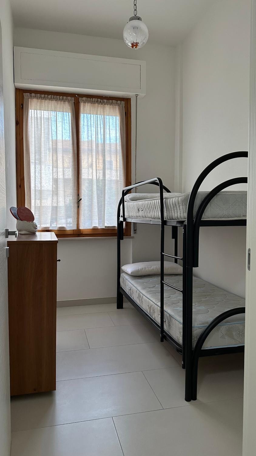 Bedroom, bunk bed