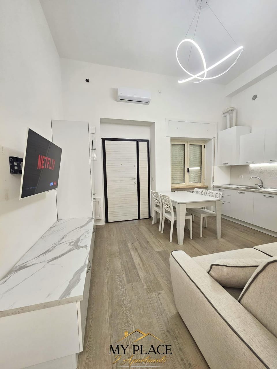 Communal lounge/ TV room, TV and multimedia, Kitchen or kitchenette, Living room, Seating area, Dining area, Evening entertainment, air conditioner