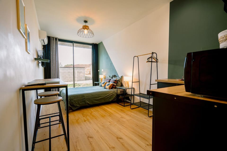 Bed, Kitchen or kitchenette, Dining area, storage