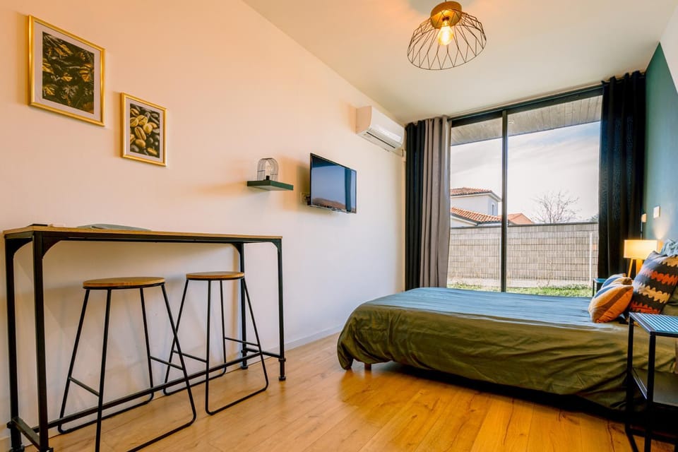 Bed, Dining area