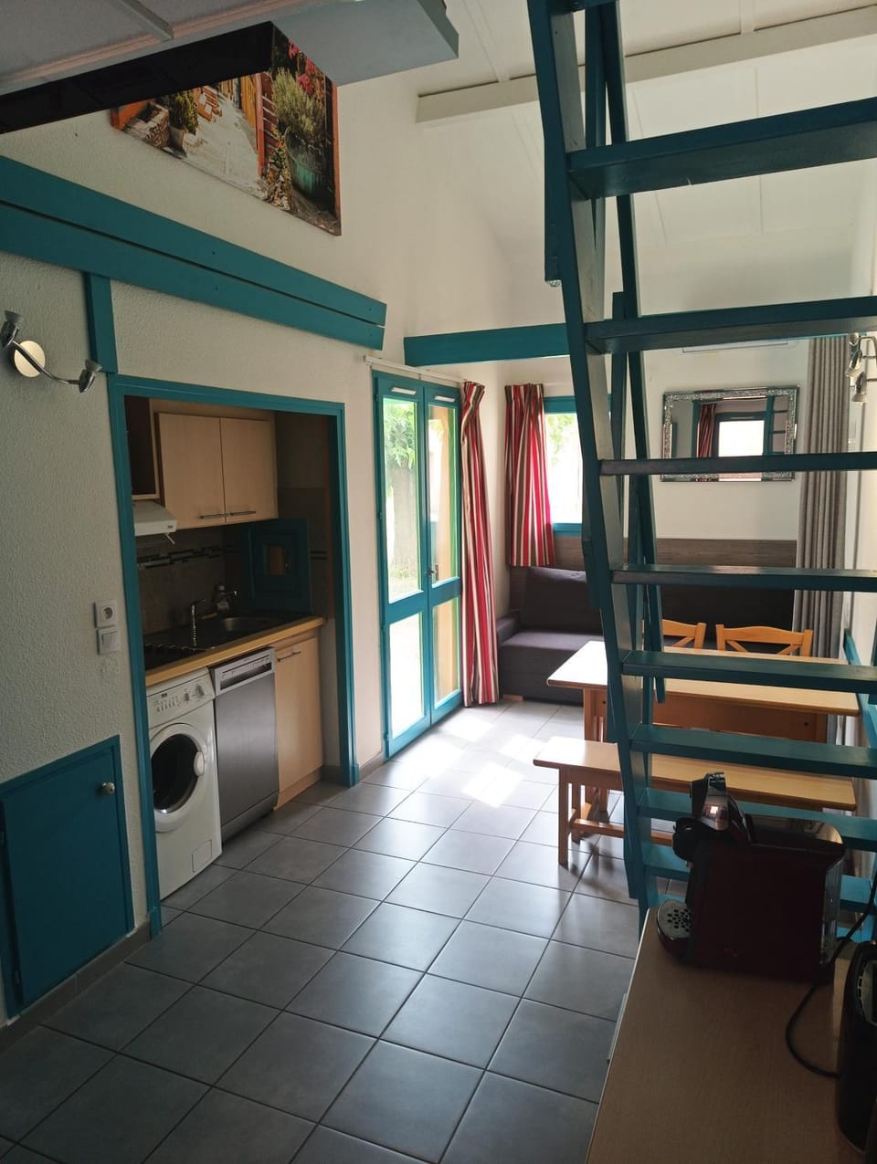 Coffee/tea facilities, Kitchen or kitchenette, dishwasher, furniture, stove, washing machine