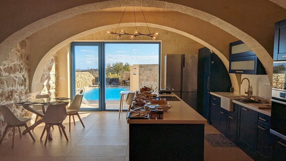 Kitchen or kitchenette, Dining area, Food, Pool view, Swimming pool, pet friendly