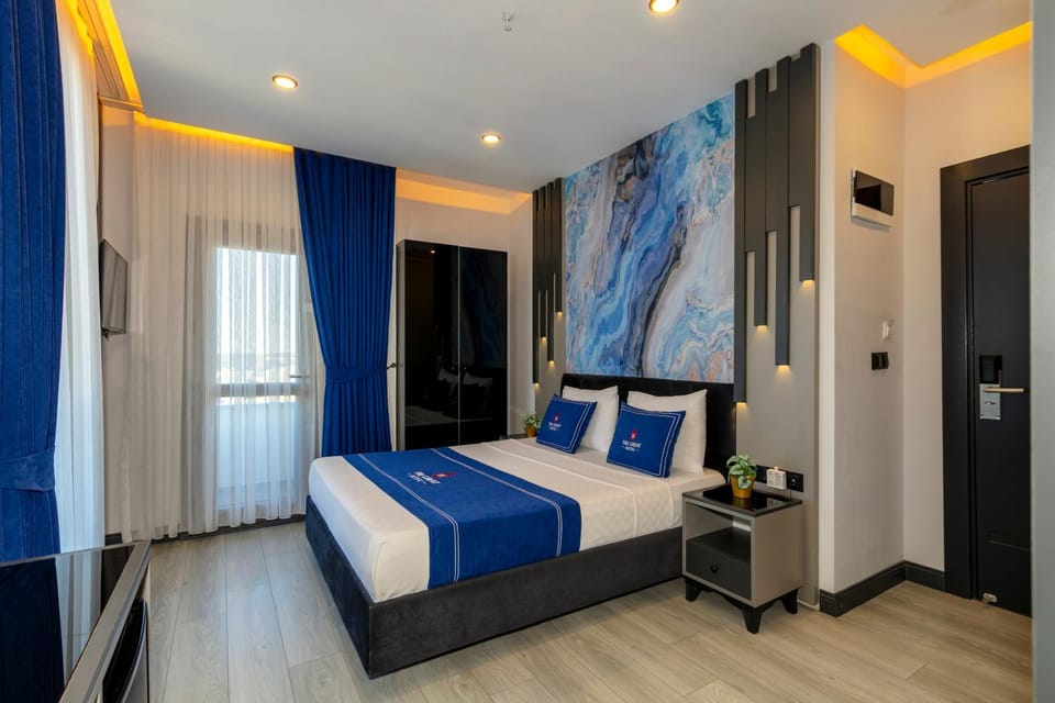 Bed, TV and multimedia, Photo of the whole room, Bedroom