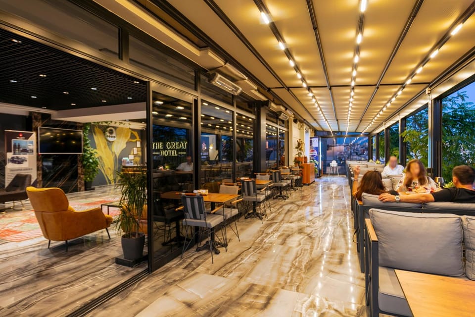 Restaurant/places to eat, People, Living room, Banquet/Function facilities, Seating area, Breakfast, group of guests