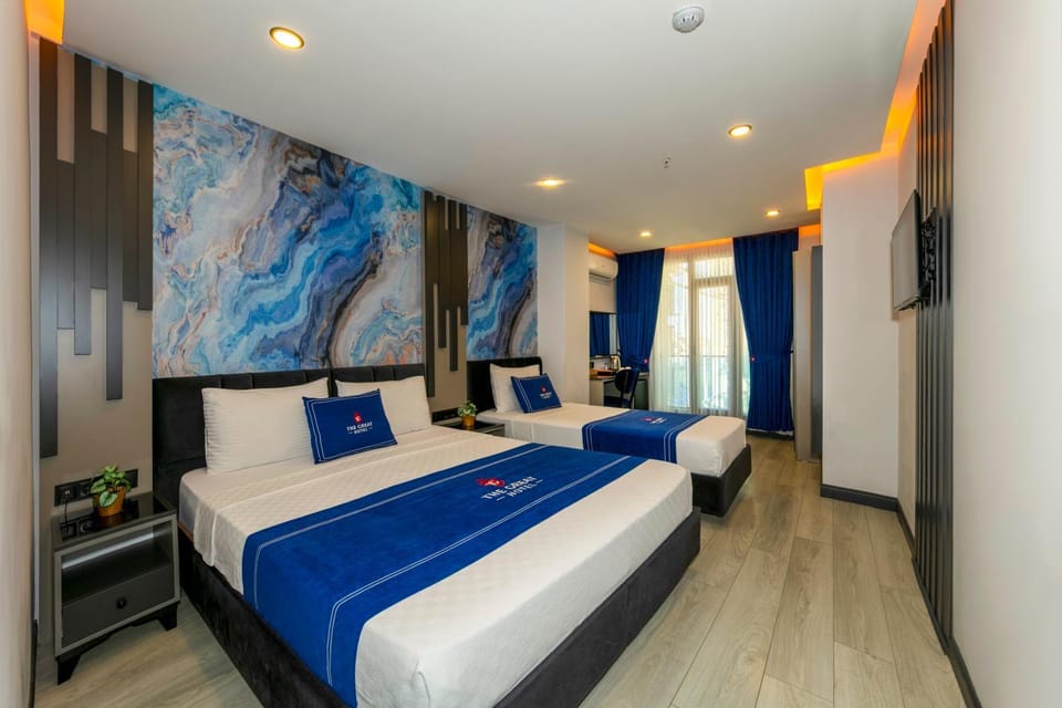 Bed, TV and multimedia, Photo of the whole room, Bedroom