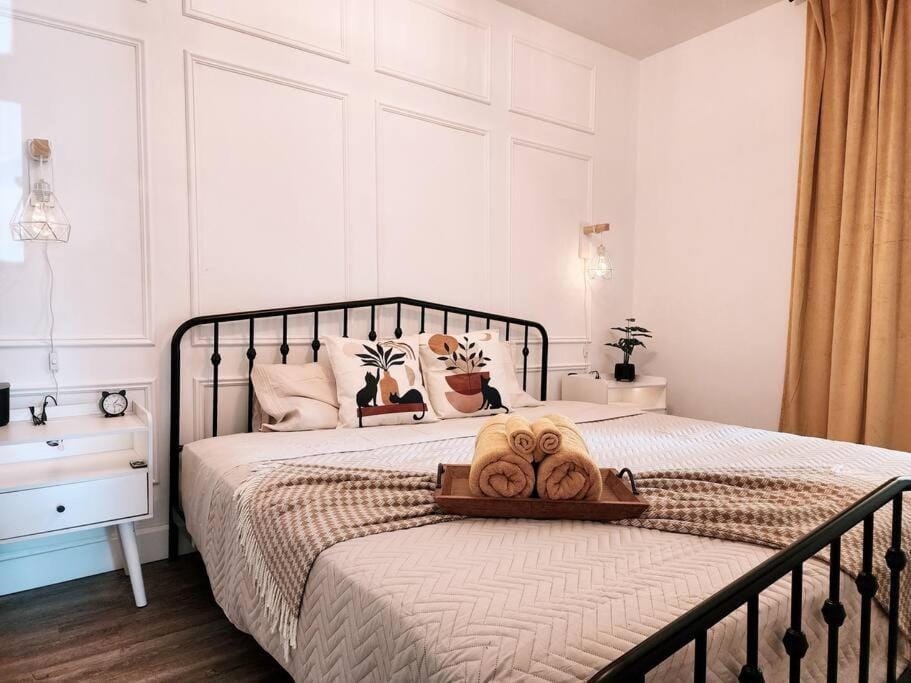 Antique CAT - 2 King Bed & Hot Tub - Free Parking Apartment in Quebec City