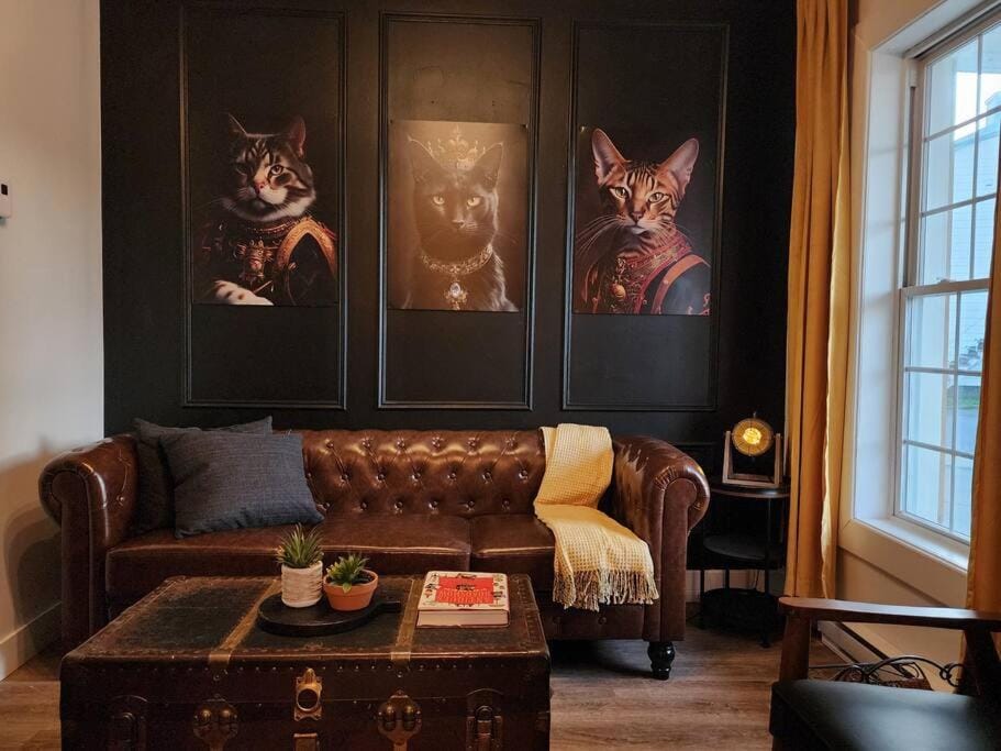 Antique CAT - 2 King Bed & Hot Tub - Free Parking Apartment in Quebec City