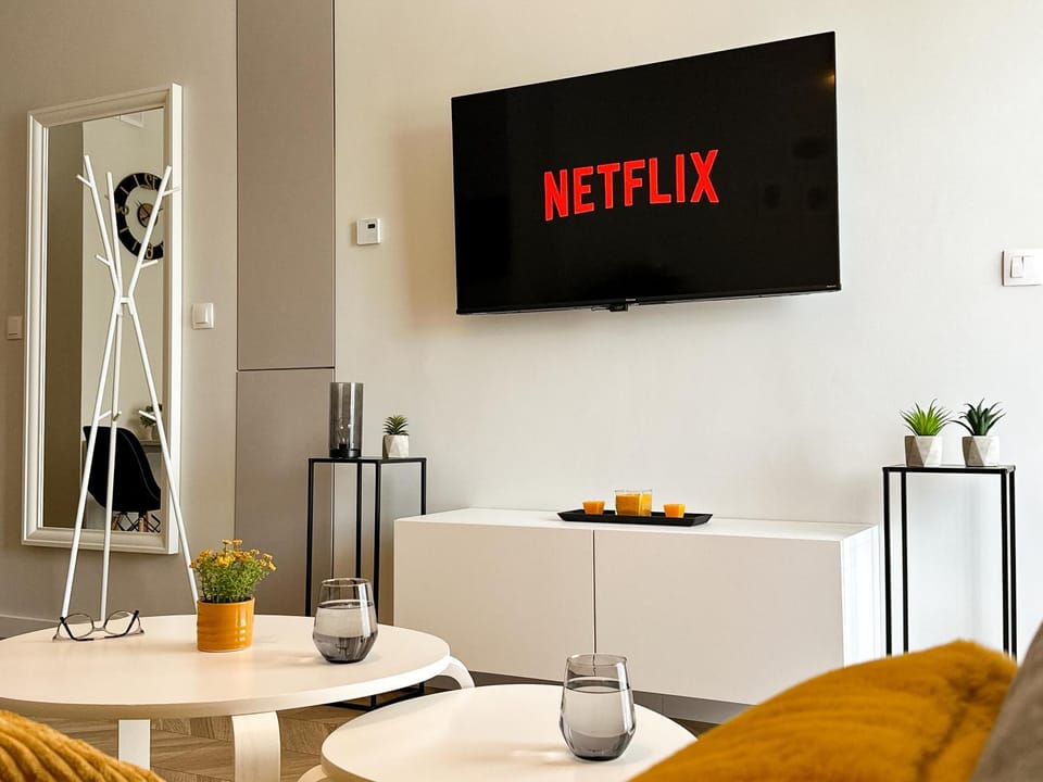 Communal lounge/ TV room, TV and multimedia, Living room, Seating area, Evening entertainment