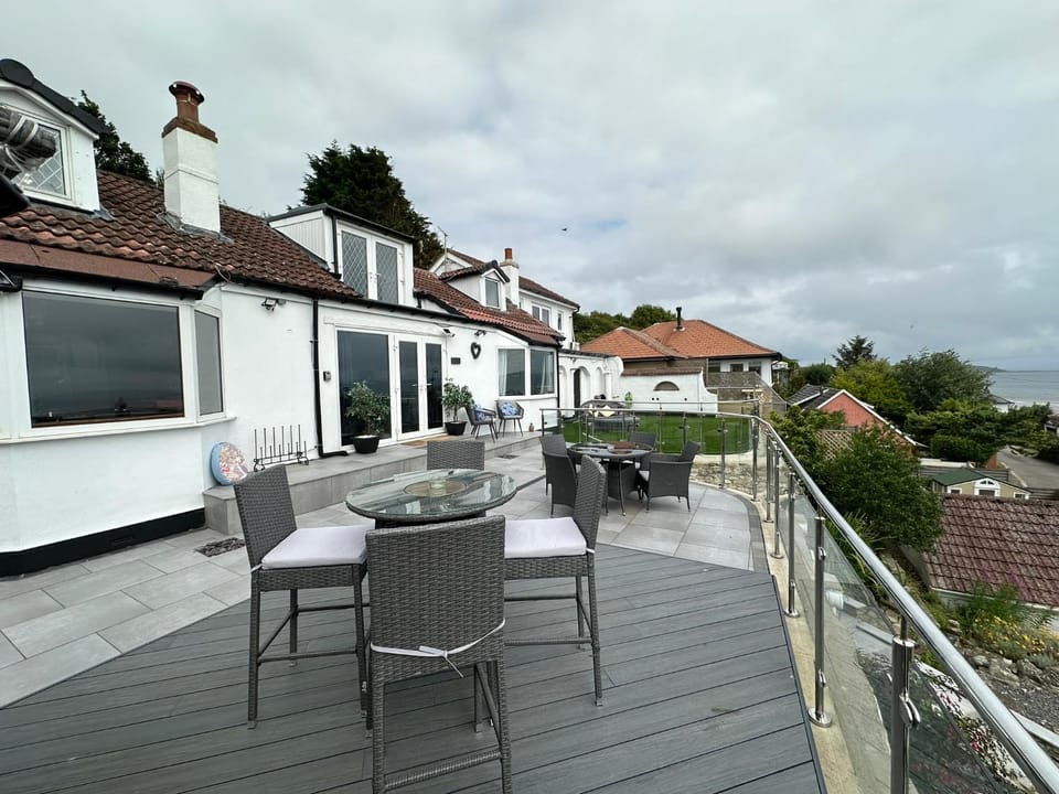 Property building, Balcony/Terrace, Seating area