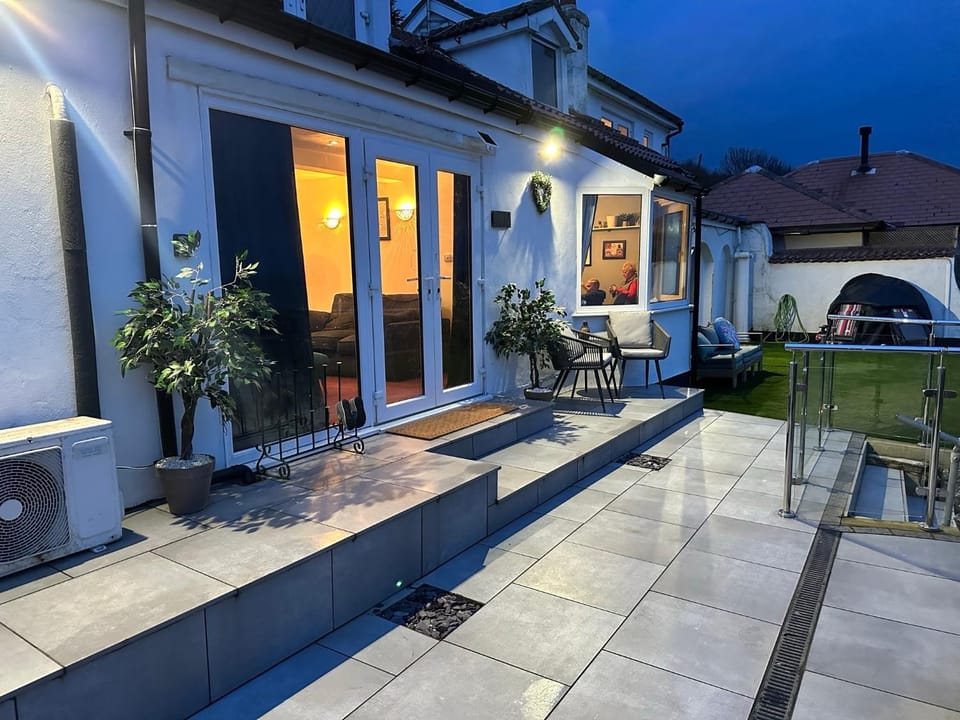 Property building, Patio, Balcony/Terrace, Seating area