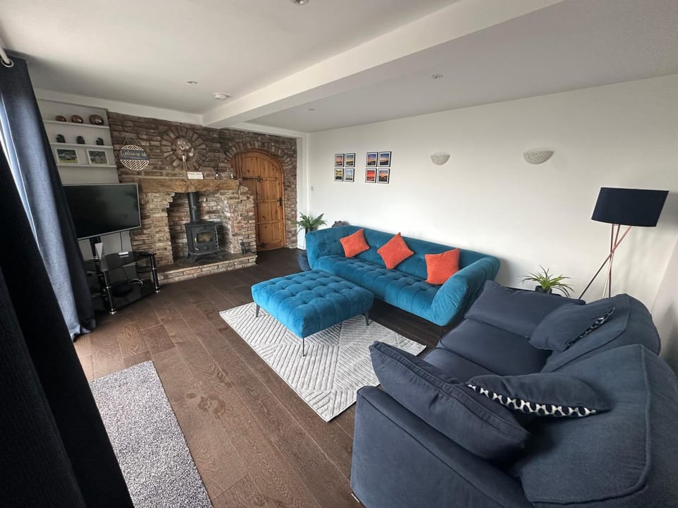 Communal lounge/ TV room, TV and multimedia, Living room, Seating area
